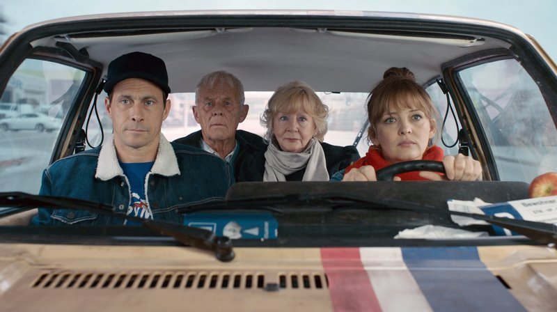 l-r: Hans (Marc Hosemann), Sepp (Rolf Becker), Lore (Christine Schorn), Laura ‚Heinz‘ (Laura Tonke) – Bild: WDR/Farbfilm l-r: Hans (Marc Hosemann), Sepp (Rolf Becker), Lore (Christine Schorn), Laura ‚Heinz‘ (Laura Tonke) – Bild: WDR/Farbfilm