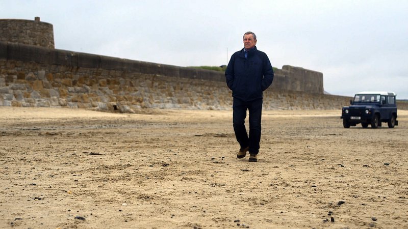 Deutsche Bunkeranlagen prägen das Bild der Küste – John Nettles auf Jersey. – Bild: Phoenix Deutsche Bunkeranlagen prägen das Bild der Küste – John Nettles auf Jersey. – Bild: Phoenix