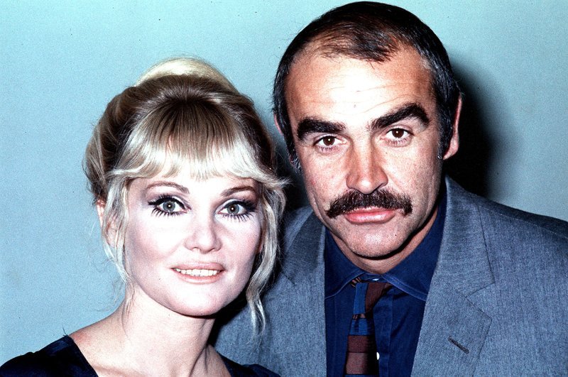 Sean Connery, der für seine Rolle als James Bond bekannt ist, gemeinsam mit seiner Frau Diane Cilento 1970. – Bild: VOX