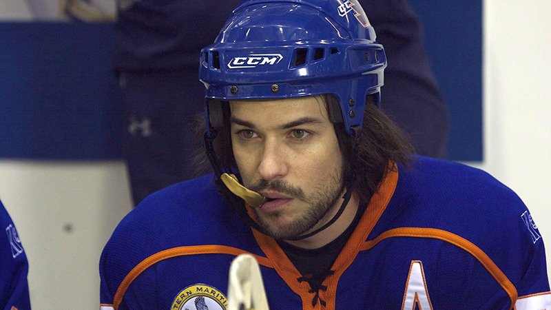 Eishockey-Star Xavier LaFlamme (Marc-André Grondin) hat nach einem schwerem Foul und einer Verletzungspause sein Selbstvertrauen verloren.. – Bild: RTL Zwei Eishockey-Star Xavier LaFlamme (Marc-André Grondin) hat nach einem schwerem Foul und einer Verletzungspause sein Selbstvertrauen verloren.. – Bild: RTL Zwei