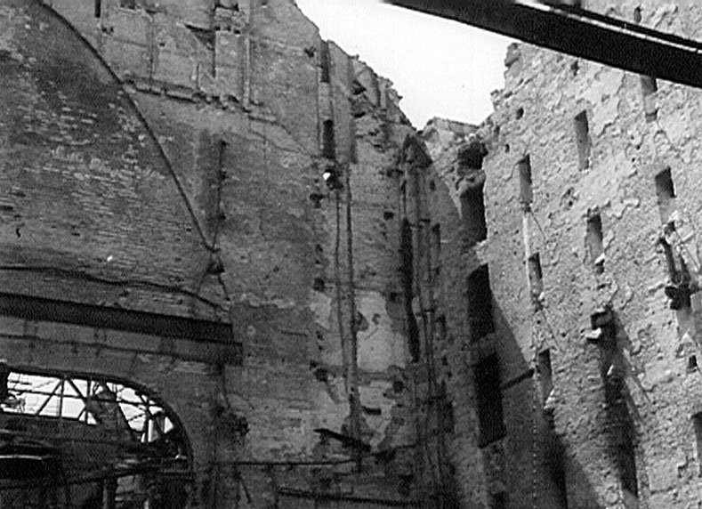 Die Wiener Staatsoper wurde 1944 bei einem alliierten Bombenangriff schwer getroffen. Vor allem der Bühnentrakt fiel dem Angriff zum Opfer. Der Wiederaufbau des österreichischen Nationalsymbols zog sich bis 1955 hin. – Bild: ORF