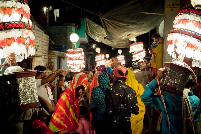 Die Kathputli Colony in Neu Delhi (Indien) ist ein Slum, in dem Magier, Artisten, Künstler und Puppenspieler ihr Zuhause gefunden haben. Jetzt wurde das Grundstück verkauft und alles, was darauf ist, soll abgerissen werden, um dem Wachstum und Fortschritt Indiens Platz zu machen. – Bild: Geo Television