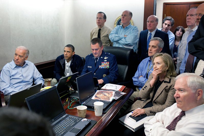 Am 1. Mai 2011 versammelt sich das nationale Sicherheitsteam der US-Regierung im sogenannten Situation Room, um den Einsatz zu verfolgen, der zur Tötung Bin Ladens führte. – Bild: ARTE France /​ © Official White House/​Pete Souza