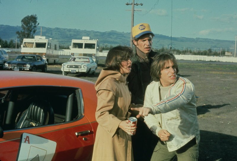 Ken (Harrison Ford, M.) und Carol (Sally Field, l.) sind in großer Sorge um den verwirrten ehemaligen Vietnam-Kämpfer Jack Dunne (Henry Winkler, r.) … – Bild: 1977 Universal Studios. All Rights Reserved. Lizenzbild frei