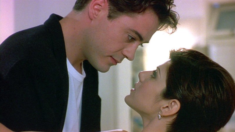 Damon (Robert Downey Jr.) und Faith (Marisa Tomei) haben sich Hals über Kopf ineinander verliebt.. – Bild: RTL Zwei