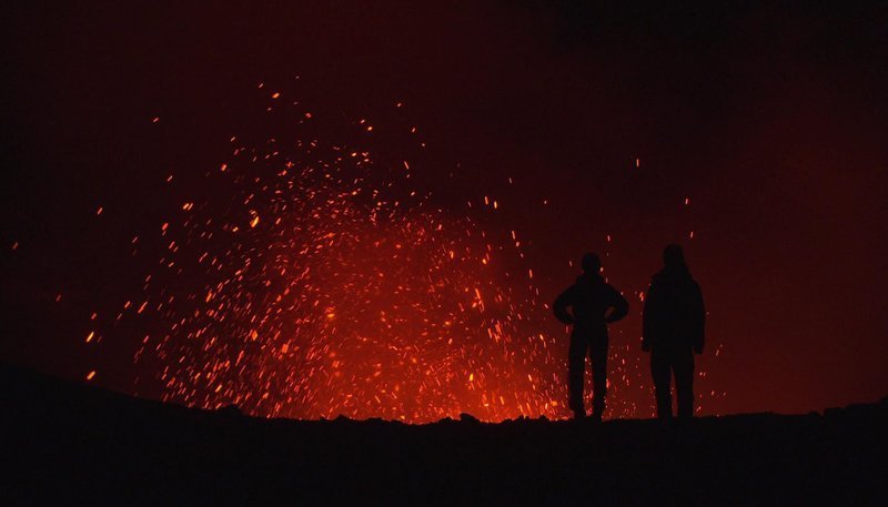 hr-fernsehen VANUATU: IM BAUCH DES VULKANS, Ein Film von Karin Feltes, am Donnerstag (14.03.13) um 14:30 Uhr.
Vanuatu, ein kleiner Staat im Südpazifik, östlich von Australien gelegen, besteht aus dreiundachtzig Einzelinseln und vielen aktiven Vulkanen. Ein besonderes Spektakel – für immer mehr Touristen – bietet der Vulkan Yasur auf der Insel Tanna, der etwa alle fünf Minuten glühende Lavabrocken in die Luft spuckt., – Bild: HR/SWR hr-fernsehen VANUATU: IM BAUCH DES VULKANS, Ein Film von Karin Feltes, am Donnerstag (14.03.13) um 14:30 Uhr.
Vanuatu, ein kleiner Staat im Südpazifik, östlich von Australien gelegen, besteht aus dreiundachtzig Einzelinseln und vielen aktiven Vulkanen. Ein besonderes Spektakel – für immer mehr Touristen – bietet der Vulkan Yasur auf der Insel Tanna, der etwa alle fünf Minuten glühende Lavabrocken in die Luft spuckt., – Bild: HR/SWR