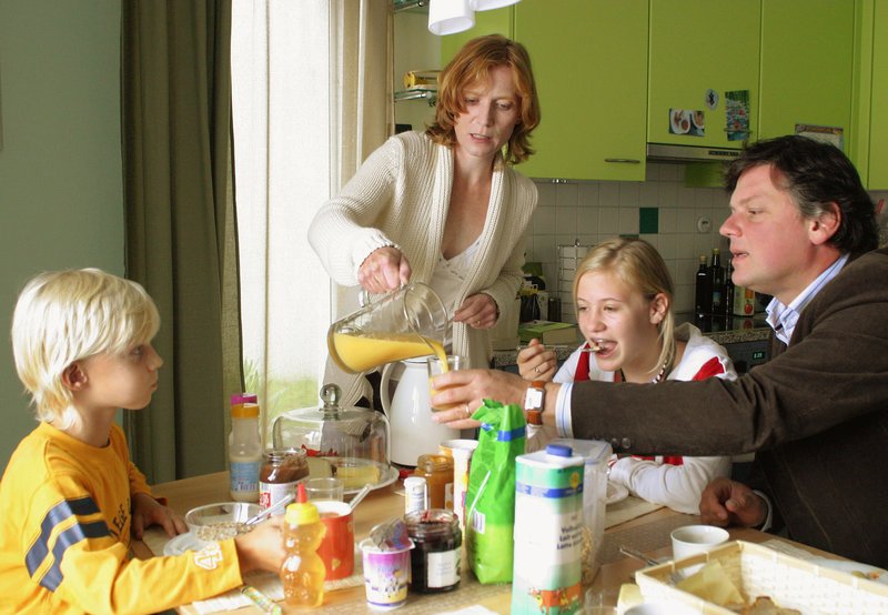 Familienleben: v.l. Elija Betschart als Valentin, Judith Hofmann als Therese Karlen, Annina Euling als Melanie und Stéphane Maeder als Alois Karlen. – Bild: ZDF und SWR/​SRF