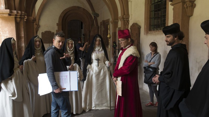 Regisseur Andreas Sawall (3. v. l.) mit Darstellern bei den Dreharbeiten der Spielszenen im Kloster Bronnbach. – Bild: ZDF und Hans Jakobi Regisseur Andreas Sawall (3. v. l.) mit Darstellern bei den Dreharbeiten der Spielszenen im Kloster Bronnbach. – Bild: ZDF und Hans Jakobi