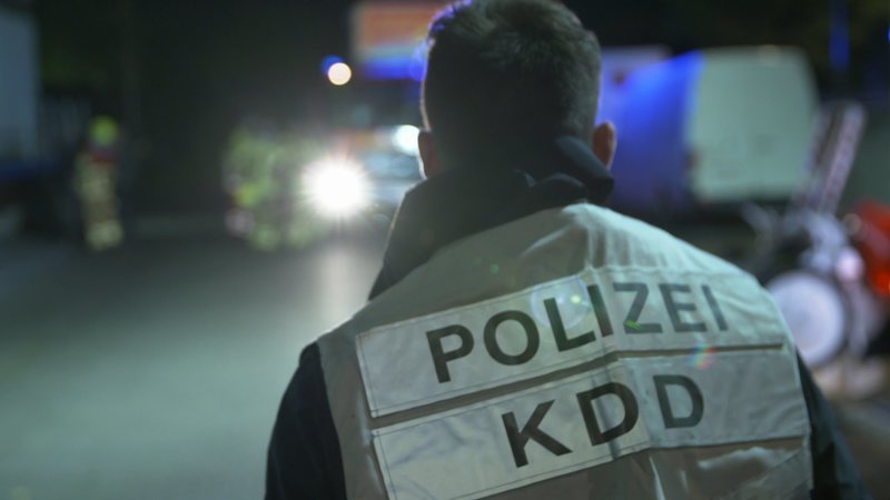 Rund um die Uhr im Einsatz: Die Beamten vom Kriminaldauerdienst werden immer dann gerufen, wenn der Verdacht auf eine Straftat besteht. – Bild: ZDF und Eduard Heinzmann./​Eduard Heinzmann