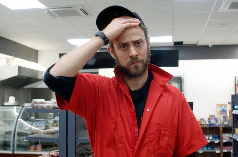Der Tankwart (Benjamin Hameury) stellt die beiden Schwestern zur Rede. – Bild: SWR/​Aurore Toulon /​ Der Tankwart (Benjamin Hameury) stellt die beiden Schwestern zur Rede.