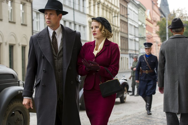 4101_D005_02391_R (l-r) Johan Heldenbergh and Jessica Chastain star as Jan and Antonina Zabinski in director Niki Caro's THE ZOOKEEPER'S WIFE, a Focus Features release. Credit: Anne Marie Fox / Focus Features4101_D005_02391_R (l-r) Johan Heldenbergh and Jessica Chastain star as Jan and Antonina Zabinski in director Niki Caro's THE ZOOKEEPER'S WIFE, a Focus Features release. Credit: Anne Marie Fox / Focus Features – Bild: S1 / © Focus Features, LLC./Anne Marie Fox 4101_D005_02391_R (l-r) Johan Heldenbergh and Jessica Chastain star as Jan and Antonina Zabinski in director Niki Caro's THE ZOOKEEPER'S WIFE, a Focus Features release. Credit: Anne Marie Fox / Focus Features4101_D005_02391_R (l-r) Johan Heldenbergh and Jessica Chastain star as Jan and Antonina Zabinski in director Niki Caro's THE ZOOKEEPER'S WIFE, a Focus Features release. Credit: Anne Marie Fox / Focus Features – Bild: S1 / © Focus Features, LLC./Anne Marie Fox