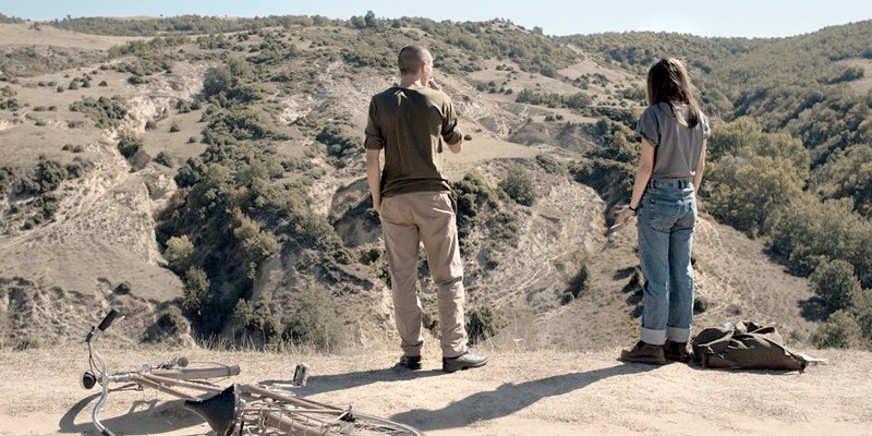 Die schicksalhafte Begegnung zwischen dem Bulgaren Dian (Dimitar Nikolov) und Andrea (Ina Effenberger) aus Leipzig im Sommer 1989. – Bild: MDR/​Flabbergasted Films