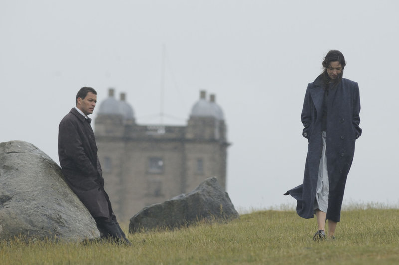 Robert Mallory (Dominic West, l.) und Florence (Rebecca Hall) versuchen den mysteriösen Tod eines Schülers aufzuklären. – Bild: ZDF und Alex Bailey Robert Mallory (Dominic West, l.) und Florence (Rebecca Hall) versuchen den mysteriösen Tod eines Schülers aufzuklären. – Bild: ZDF und Alex Bailey