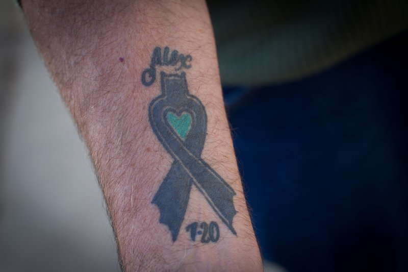Ein Tattoo als Erinnerung an Alex Sullivan, der 2012 bei der Schießerei in Aurora, Colorado, ums Leben kam. – Bild: ZDF und Maxine Collins.