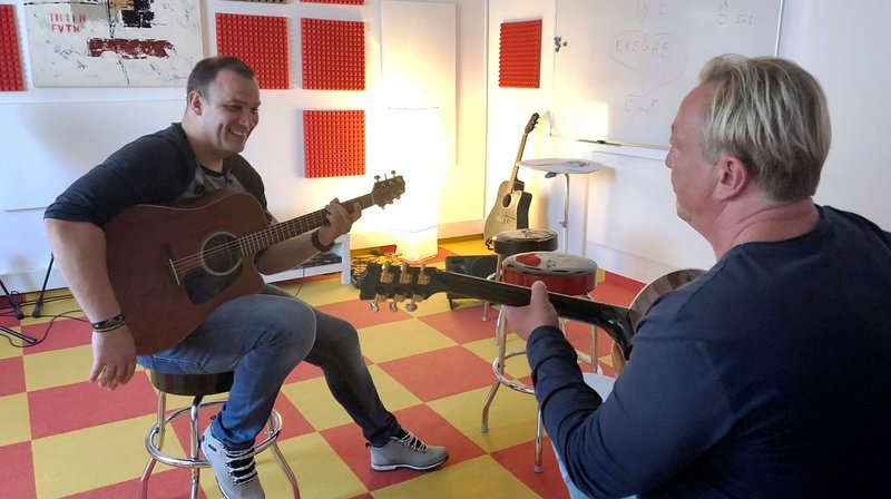 Musik als Therapie: Soldat Dennis Siesing kann hier den Krieg im Kopf vergessen. – Bild: NDR/​Maren Höfle