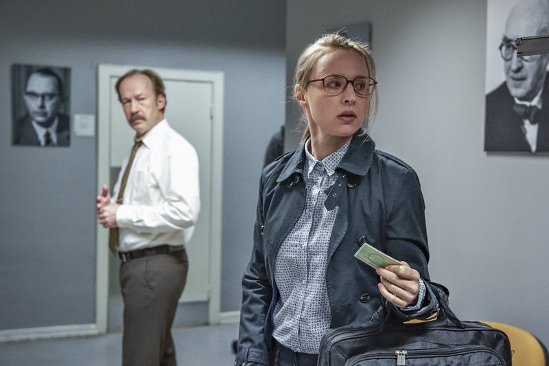 Eine Hand wäscht die andere – Bild: NDR/​Svenja von Schulzendorff