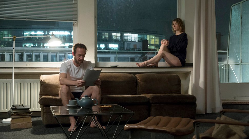 In der Schreibwerkstatt: Walter (Stephan Kampwirth) liest Agnes (Odine Johne) aus ihrer Liebesgeschichte vor. – Bild: WDR/Neue Visionen Filmverleih