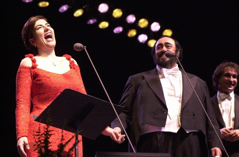 Luciano Pavarotti and Annalisa Raspagliosi at the Forum performing in Concert, 02–11–00 – Bild: s_bukley /​ depositphotos.com