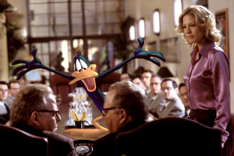 Daffy Duck, eine Figur des Produktionsunternehmens Warner Bros., fühlt sich gegenüber Bugs Bunny vernachlässigt. Er fordert von der Managerin Kate Houghton (Jenna Elfman) bessere Vertragsbedingungen, worauf sie ihn entlässt. – Bild: Warner Bros. 2002 Daffy Duck, eine Figur des Produktionsunternehmens Warner Bros., fühlt sich gegenüber Bugs Bunny vernachlässigt. Er fordert von der Managerin Kate Houghton (Jenna Elfman) bessere Vertragsbedingungen, worauf sie ihn entlässt. – Bild: Warner Bros. 2002