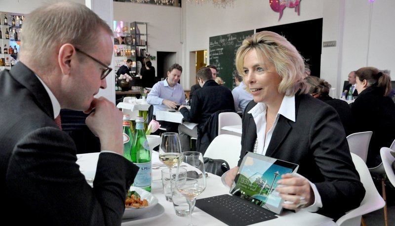 Angelika Gifford, Topmanagerin bei Microsoft und im Aufsichtsrat bei TUI, bei einem Businesstermin. – Bild: ZDF und WDR/Nicola Graef Angelika Gifford, Topmanagerin bei Microsoft und im Aufsichtsrat bei TUI, bei einem Businesstermin. – Bild: ZDF und WDR/Nicola Graef