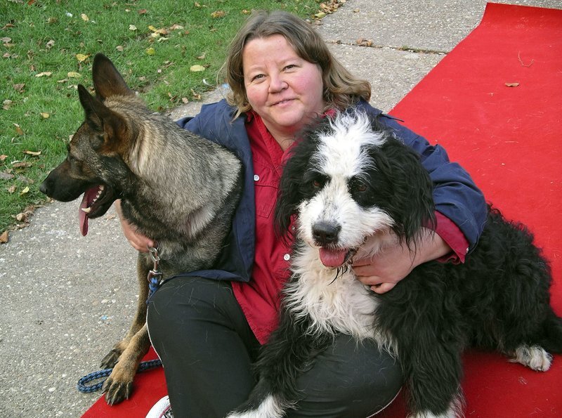 Einsfestival STARS AUF VIER BEINEN, „Die Tierschule für Film und Fernsehen“, Reportage von Lothar Zimmermann, am Montag (11.07.11) um 16:30 Uhr. Filmtiertrainerin Tatjana Zimek mit den Hunden: Newton und Chris. – Bild: SWR/Zimmermann Einsfestival STARS AUF VIER BEINEN, „Die Tierschule für Film und Fernsehen“, Reportage von Lothar Zimmermann, am Montag (11.07.11) um 16:30 Uhr. Filmtiertrainerin Tatjana Zimek mit den Hunden: Newton und Chris. – Bild: SWR/Zimmermann