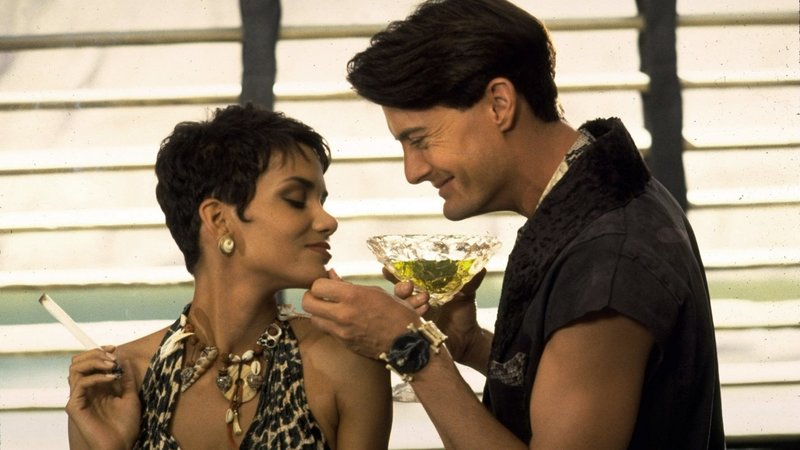 Cliff Vanderfels (Kyle McLachlan, re.) und Miss Kiesela Stein (Halle Berry) Foto: © 1994 Universal City Studios, Inc. & Amblin Entertainment, Inc. All Rights Reserved.Cliff Vanderfels (Kyle McLachlan, re.) und Miss Kiesela Stein (Halle Berry) Foto: © 1994 Universal City Studios, Inc. & Amblin Entertainment, Inc. All Rights Reserved. – Bild: RTL II Cliff Vanderfels (Kyle McLachlan, re.) und Miss Kiesela Stein (Halle Berry) Foto: © 1994 Universal City Studios, Inc. & Amblin Entertainment, Inc. All Rights Reserved.Cliff Vanderfels (Kyle McLachlan, re.) und Miss Kiesela Stein (Halle Berry) Foto: © 1994 Universal City Studios, Inc. & Amblin Entertainment, Inc. All Rights Reserved. – Bild: RTL II