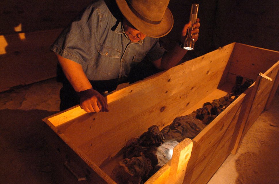 Dr. Hawass in tomb KV60 with an unidentified mummy left lying there for hundreds of years. This will later be discovered to actually be Hatshepsut. – Bild: DISCOVERY CHANNEL