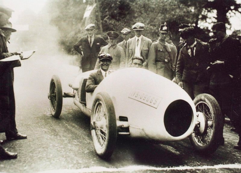 Adolf Rosenberger im Benz-„Tropfenwagen“, dem Vorbild für den Auto Union Grand Prix-Rennwagen. – Bild: SWR/​Dr. Sandra Esslinger