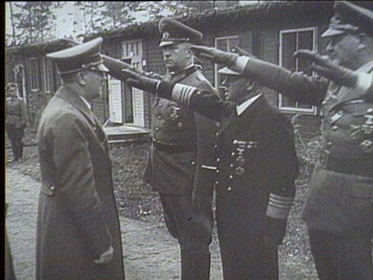Hitler und SS-Männer – Bild: n-tv /​ Spiegel TV