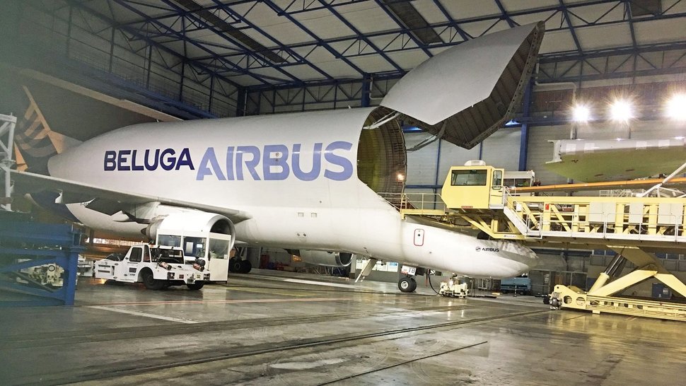 Der Airbus Beluga wird über eine elf Meter große Bugklappe über dem Cockpit beladen. Er hat ein Nutzraumvolumen von 1.400 Kubikmetern. – Bild: N24 Doku