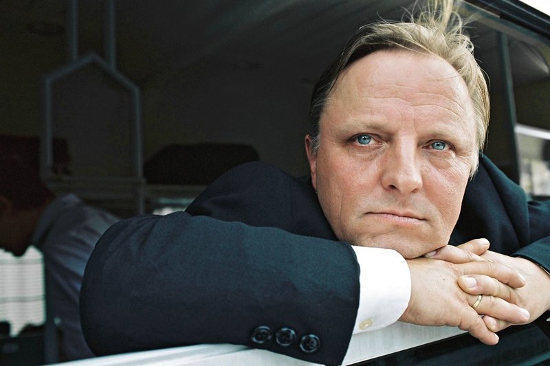 Der Film "Du bist nicht allein" zeigt Menschen auf der Suche nach den Dingen, wie sie sein könnten, nach einem Ort, an den man gehört, nach Schutz, Liebe, Gemeinschaft. Bernd Böhlich gelang eine charmante, einfühlsam beobachtete und mit warmherzigem Humor erzählte Tragikomödie. - Hans Moll (Axel Prahl) – Bild: SWR/rbb/Neue Visionen/Conny Klein Der Film "Du bist nicht allein" zeigt Menschen auf der Suche nach den Dingen, wie sie sein könnten, nach einem Ort, an den man gehört, nach Schutz, Liebe, Gemeinschaft. Bernd Böhlich gelang eine charmante, einfühlsam beobachtete und mit warmherzigem Humor erzählte Tragikomödie. - Hans Moll (Axel Prahl) – Bild: SWR/rbb/Neue Visionen/Conny Klein