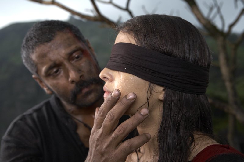 Verschleppt und gedemütigt – anstatt Ragini (Aishwarya Rai) zu töten, flüchtet Veera (Vikram) mit ihr und bringt sie an einen geheimen Ort. – Bild: ZDF und Santosh Sivan