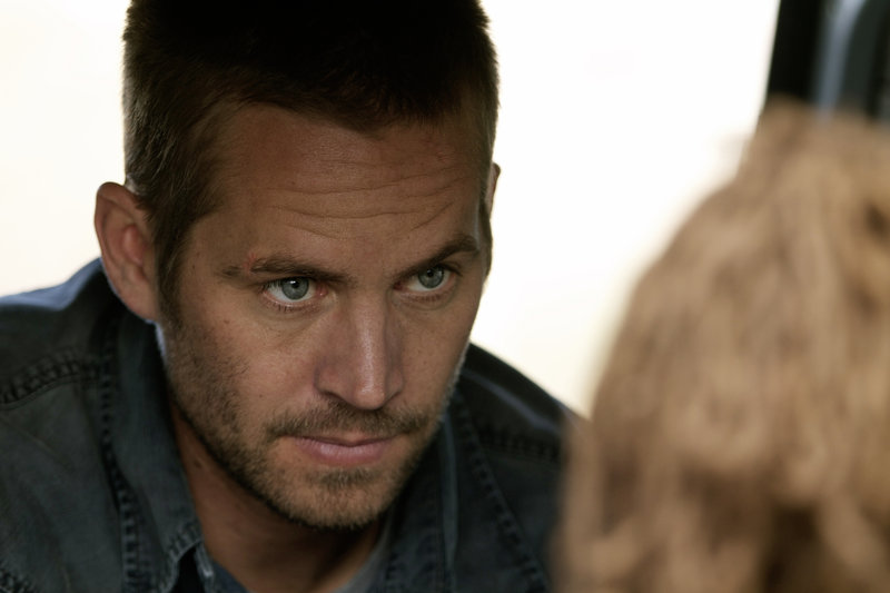 Als die Frau aus seinem Kofferraum ihre Geschichte erzählt, wird Michael (Paul Walker) klar: Er ist in eine lebensgefährliche Geschichte hineingeraten - aus der es für ihn kein Zurück gibt. – Bild: Studiocanal GmbH Lizenzbild frei Als die Frau aus seinem Kofferraum ihre Geschichte erzählt, wird Michael (Paul Walker) klar: Er ist in eine lebensgefährliche Geschichte hineingeraten - aus der es für ihn kein Zurück gibt. – Bild: Studiocanal GmbH Lizenzbild frei