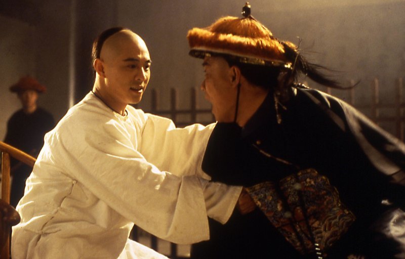 Wong Fei-Hung (Jet Li, li.) nimmt es mit Mitgliedern eines skrupellosen Mönchsorden auf … (re. Darsteller unbek.) – Bild: Nitro