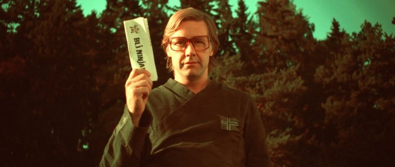 Anführer einer geheimen norwegischen Ninjatruppe: Kommandeur Arne Treholt (Mads Ousdal) … – Bild: Koch Media GmbH Lizenzbild frei