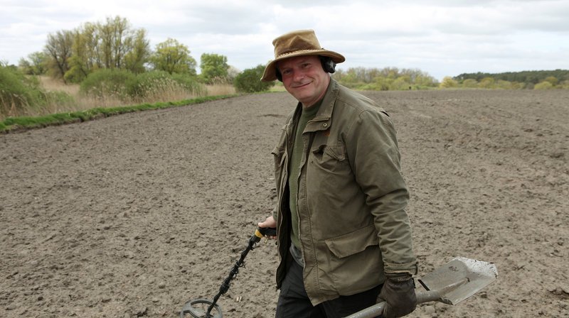 Sieghard Wolter ist lizensierter Sondengänger. – Bild: rbb/Frank Eggers Sieghard Wolter ist lizensierter Sondengänger. – Bild: rbb/Frank Eggers