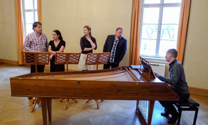 Dirigent Vojtech Spurny mit den Solisten bei einer Probe. – Bild: ORF