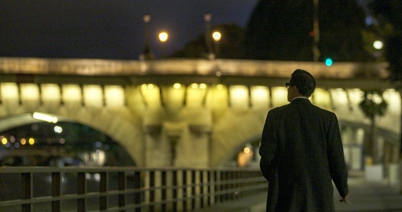 Aristoteles Onassis (Armin Hägele) Spaziergang durch das nächtliche Paris. – Bild: ORF/​Stennerfilm/​René Schröter