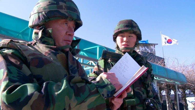 Der südkoreanische Schriftsteller Kim Hoon an der demilitarisierten Zone zwischen Nord- und Südkorea. – Bild: ZDF und Jeong Gyong-youl./Jeong Gyong-youl Der südkoreanische Schriftsteller Kim Hoon an der demilitarisierten Zone zwischen Nord- und Südkorea. – Bild: ZDF und Jeong Gyong-youl./Jeong Gyong-youl