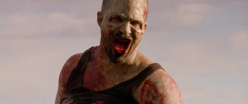 Molly versteckt sich im Auto, doch als der Zombie Nick beißt, nimmt sie entsetzt Reißaus. Währenddessen fällt das Monster über die Innereien ihres toten Freundes her, doch das Mahl reicht ihm nicht und er stellt der Entkommenen nach. – Bild: SMart Media Molly versteckt sich im Auto, doch als der Zombie Nick beißt, nimmt sie entsetzt Reißaus. Währenddessen fällt das Monster über die Innereien ihres toten Freundes her, doch das Mahl reicht ihm nicht und er stellt der Entkommenen nach. – Bild: SMart Media