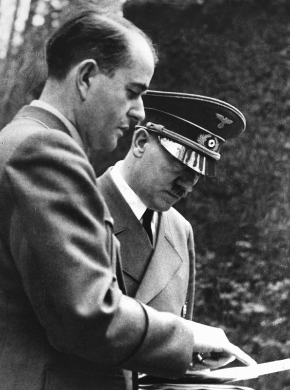 PHOENIX HITLERS BERLIN, „Nazibauten in der Hauptstadt“, am Freitag (06.06.14) um 20:15 Uhr. Albert Speer (l) mit Adolf Hitler. – Bild: PHOENIX/​WDR/​AKG/​Hoffmann