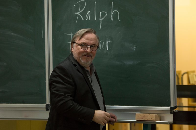 „Alle haben auf Lehramt studiert, damals!“ So auch Journalist Ralph Friesner (Axel Prahl), der nun an einer Abendschule unterrichten soll. – Bild: ZDF und Julia von Vietinghoff.