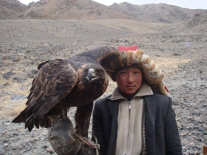 Bazarbai (Bazarbai Matei) posiert mit dem Adler seines Vaters für ein Foto. – Bild: BR