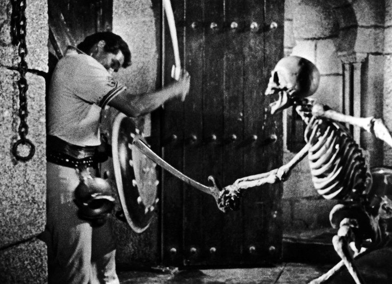 Kampf auf Leben und Tod: Sindbad (Kerwin Mathews) muss ein fechtendes Skelett bezwingen. Die Spezialeffekte in „Sindbads siebente Reise“ hat Ray Harryhausen geschaffen. – Bild: MDR/​Columbia Pictures