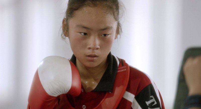 Rund 1000 Kilometer von ihren Eltern entfernt, kämpft sich Chen Xi (15) in der Masse der anderen Mädchen und Jungen durch einen Alltag, der von Disziplin, Regeln und täglichem harten Training geprägt ist. – Bild: BR/​BR/​GAP FILMS und OPEN WINDOW FILM PRODUKTION