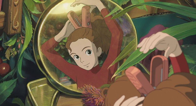 Arrietty macht sich für ihren ersten Borge-Ausflug schön. – Bild: ZDF/​Studio Ghibli