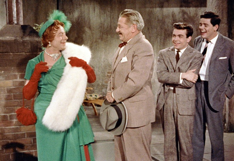 Ralf (Claus Biederstaedt, 2. von rechts) und Charley (Walter Giller, rechts) amüsieren sich darüber, wie Charleys „Tante“ (Heinz Rühmann, links) den alten Peter (Bum Krüger) an der Nase herumführt. – Bild: ARD Degeto Ralf (Claus Biederstaedt, 2. von rechts) und Charley (Walter Giller, rechts) amüsieren sich darüber, wie Charleys „Tante“ (Heinz Rühmann, links) den alten Peter (Bum Krüger) an der Nase herumführt. – Bild: ARD Degeto
