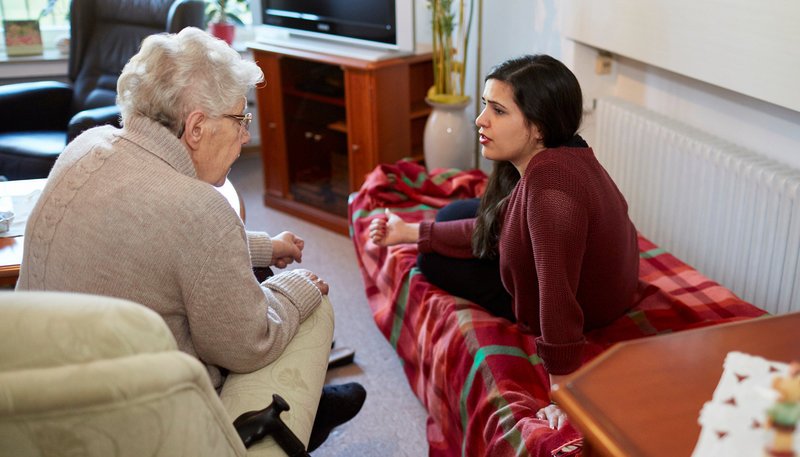 Frau Kirschner und Autorin Donya Farahani (r) sprechen über den Einzug in die Alzheimer-WG. – Bild: ZDF und WDR/​Dieter Jacobi