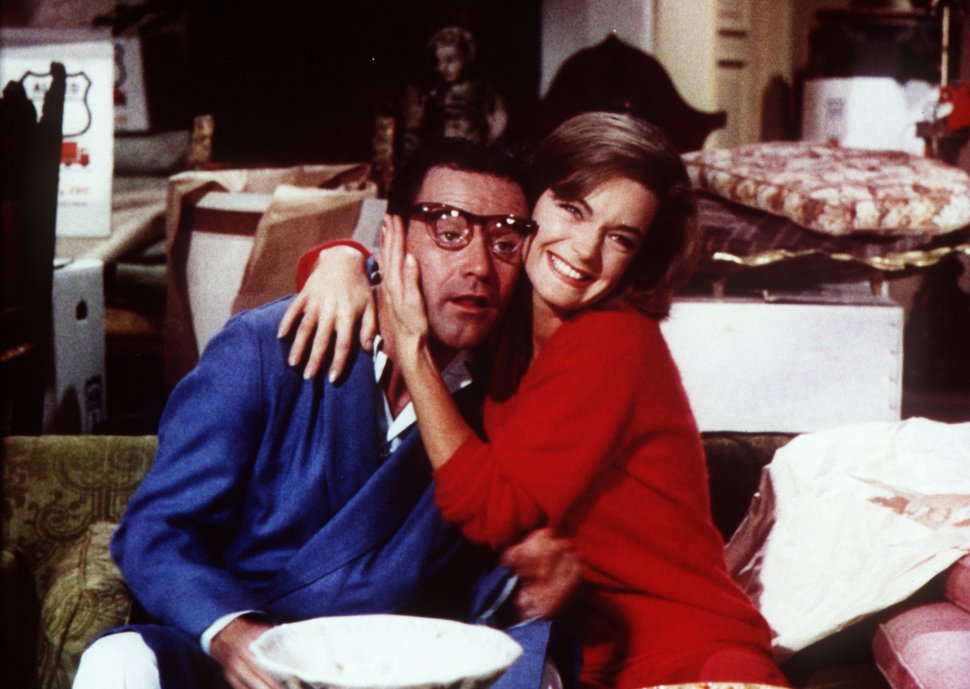 Die geschiedene Janet (Romy Schneider, r.) leiht sich den Ehemann (Jack Lemmon, l.) ihrer Freundin aus, um vorzugeben, dass sie glücklich verheiratet ist und so eine Millionen-Erbschaft antreten zu können. Doch dann taucht ihr Ex auf… – Bild: Columbia Pictures Lizenzbild frei