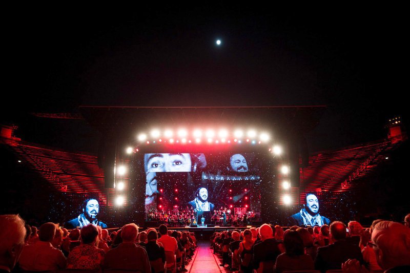 Zum 10. Todestag des Jahrhunderttenors Luciano Pavarotti treffen sich seine Freunde und Weggefährten aus Klassik und Pop in der Arena di Verona zu einem spektakulären Gedenkkonzert. – Bild: ZDF Honorarfreie Verwendung nur im Zusammenhang mit genannter Sendung und bei folgender Nennung „Bild: Sendeanstalt/​Copyright“. Andere Verwendungen nur nach vorheriger Absprache: ARTE-Bildredaktion
